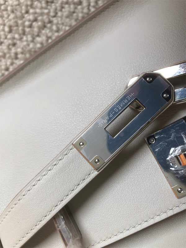  carryall bag close-up of hardware and finish 17