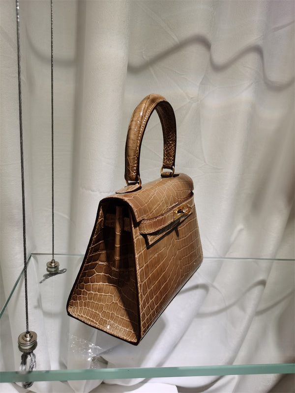  everyday structured bag detail view showing craftsmanship 8