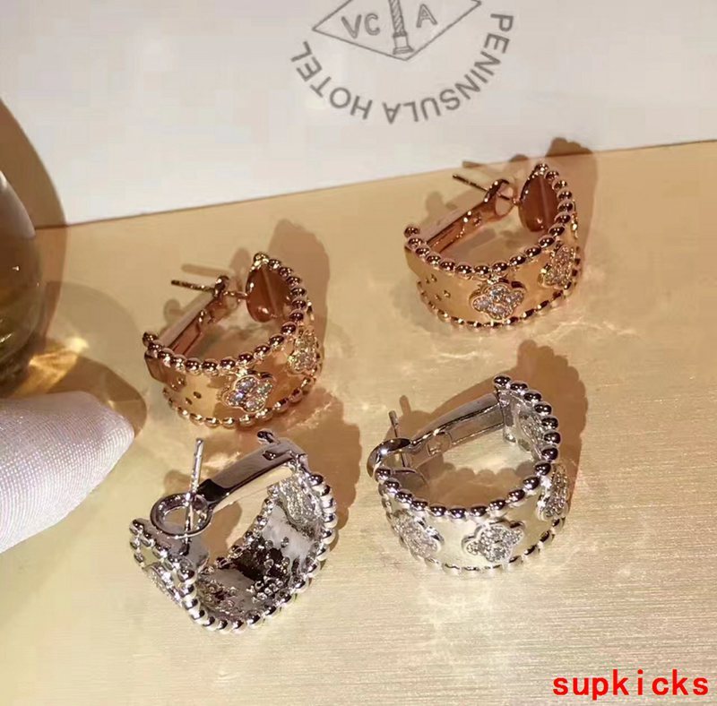 Side view of Van Cleef & Arpels unisex jewelry piece