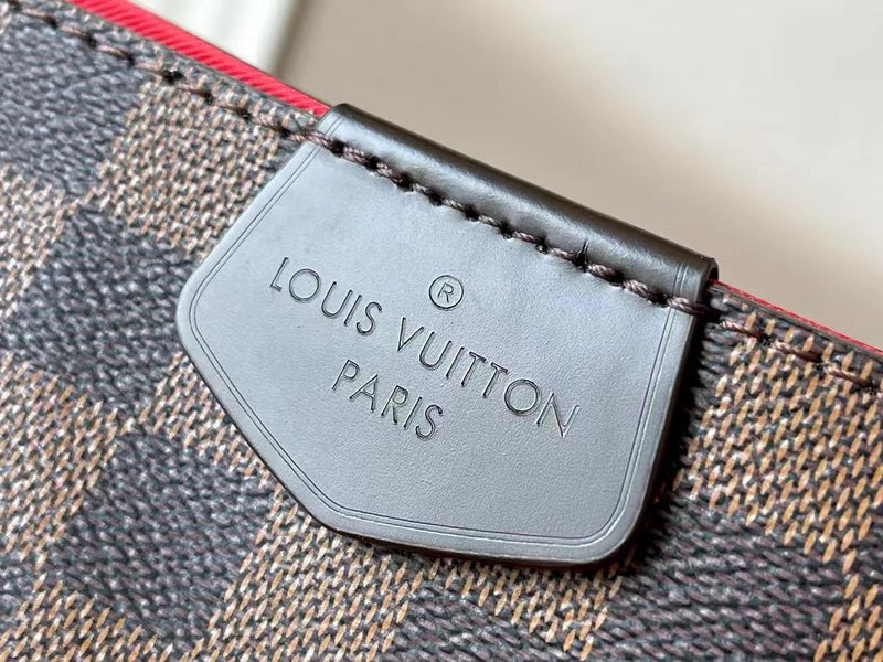 Handle and strap detail of sleek everyday-luxe women's handbag – women's designer-style accessory
