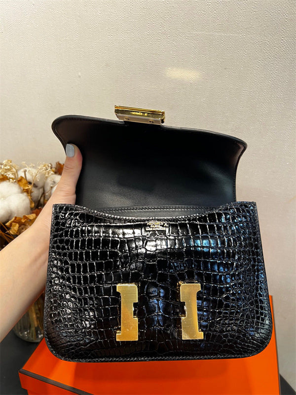  shoulder bag interior and compartment view