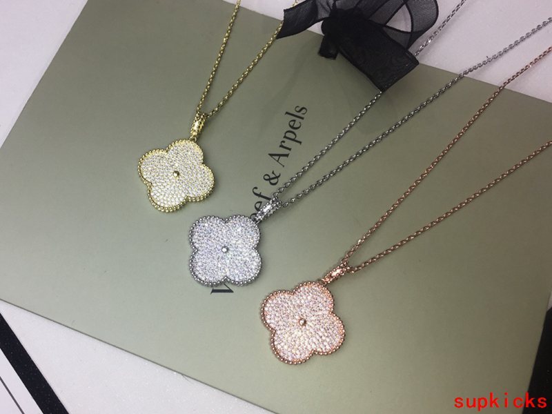 Side view of Van Cleef & Arpels unisex jewelry piece