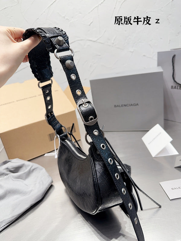 Ziva's Charm handbag – close-up view (one versatile size)