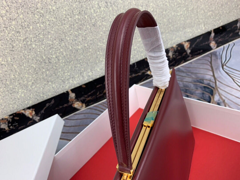 Handle and strap detail of chic everyday-luxe women's handbag – women's everyday handbag