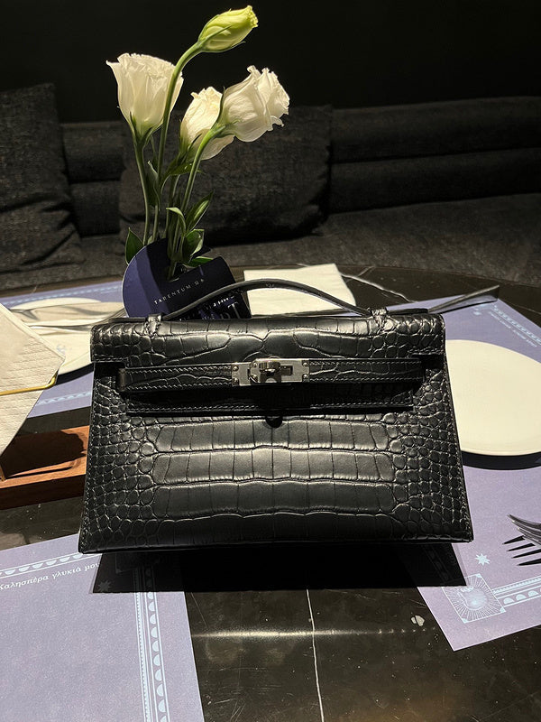  Versatile shoulder bag front view