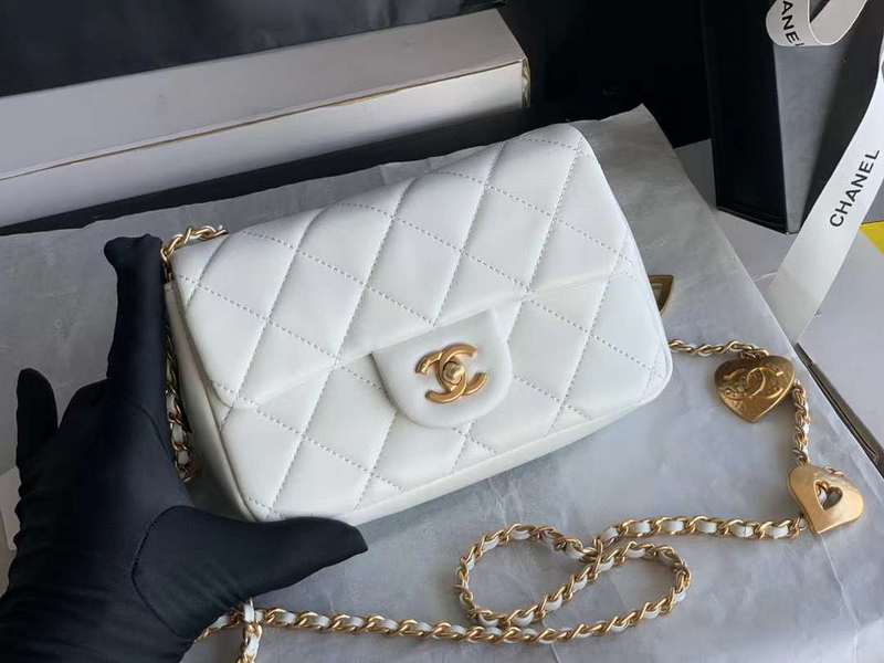 Zivas Charm Modern Minimalist Look Everyday Handbag (Everyday Luxury Essential) – Detail View