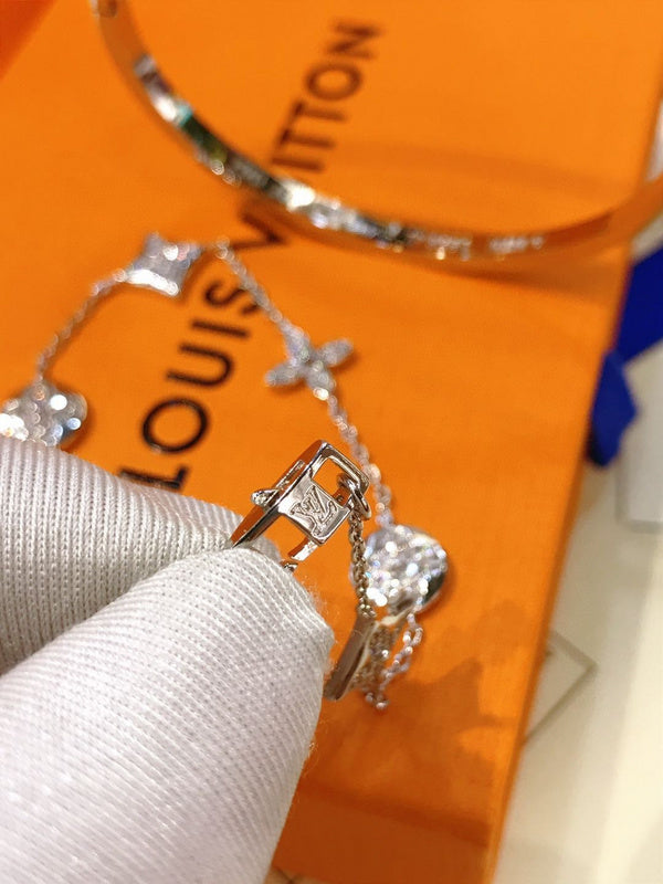 Angled view of Cartier unisex jewelry piece