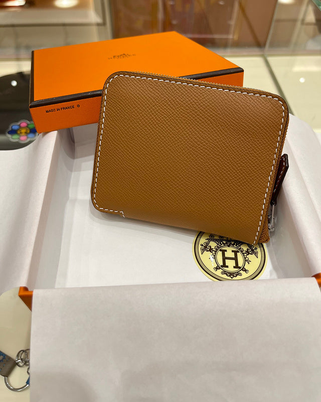 Side view of fluid structured handbag
