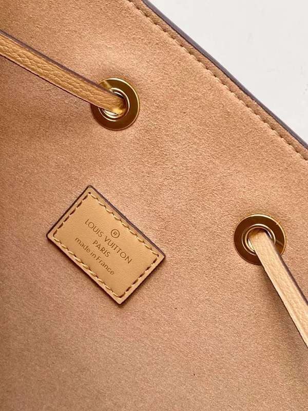 Side profile of modern structured women's handbag – women's luxury accessory