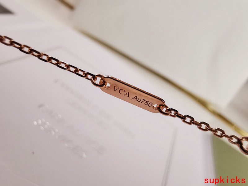 Side view of Van Cleef & Arpels unisex jewelry piece