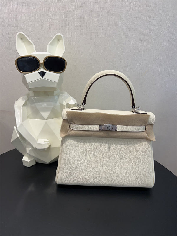  Tailored shoulder bag front view