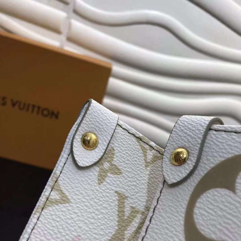 Handle and strap detail of classic refined women's handbag – women's everyday handbag