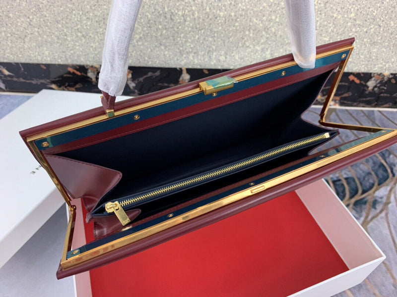 Side profile of chic everyday-luxe women's handbag – women's everyday handbag