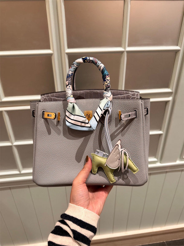  Minimalist everyday bag front view 13