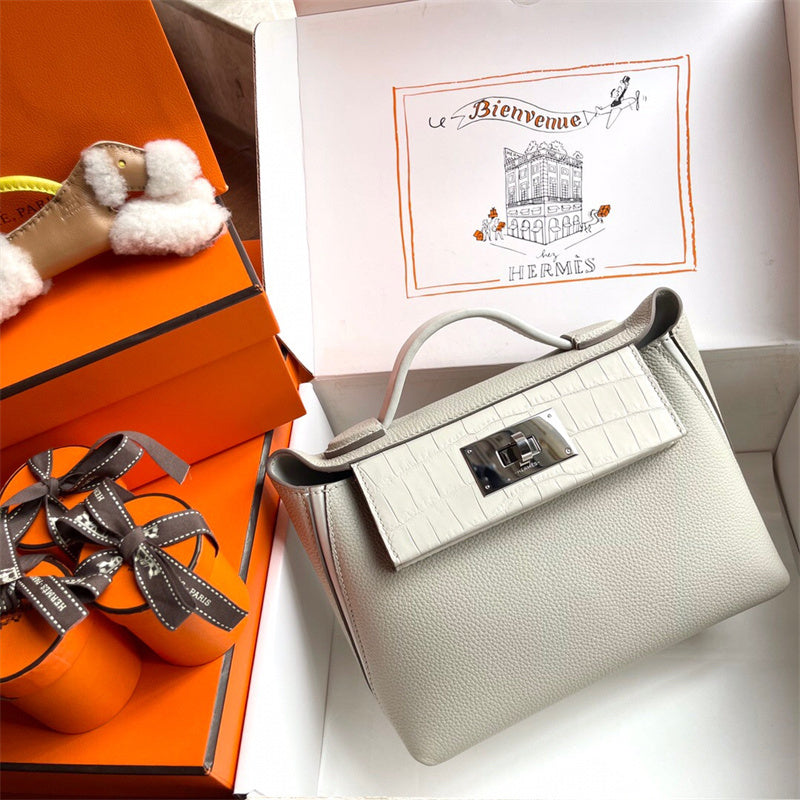  structured bag interior and compartment view