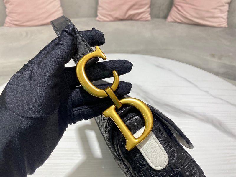 Handle and strap detail of sleek premium women's handbag – women's luxury handbag