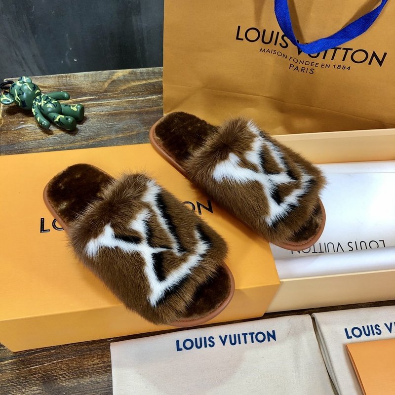 Front view of Louis Vuitton luxury piece style No.121