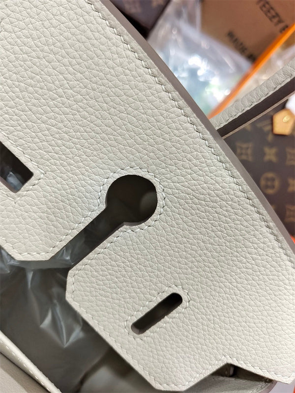  shoulder bag interior and compartment view 9