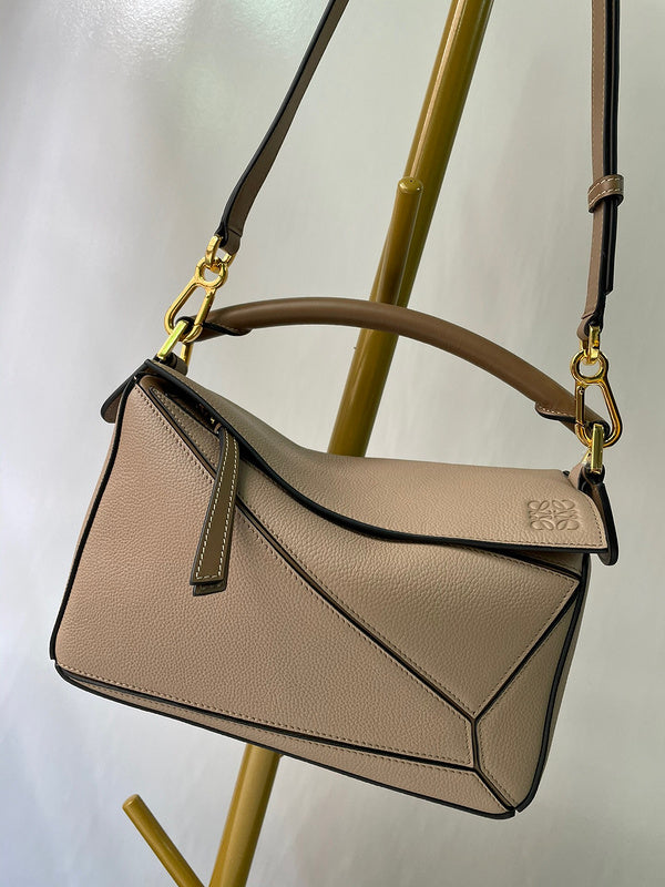 Ziva's Charm handbag – detail view (24cm*16.5cm*10.5cm)
