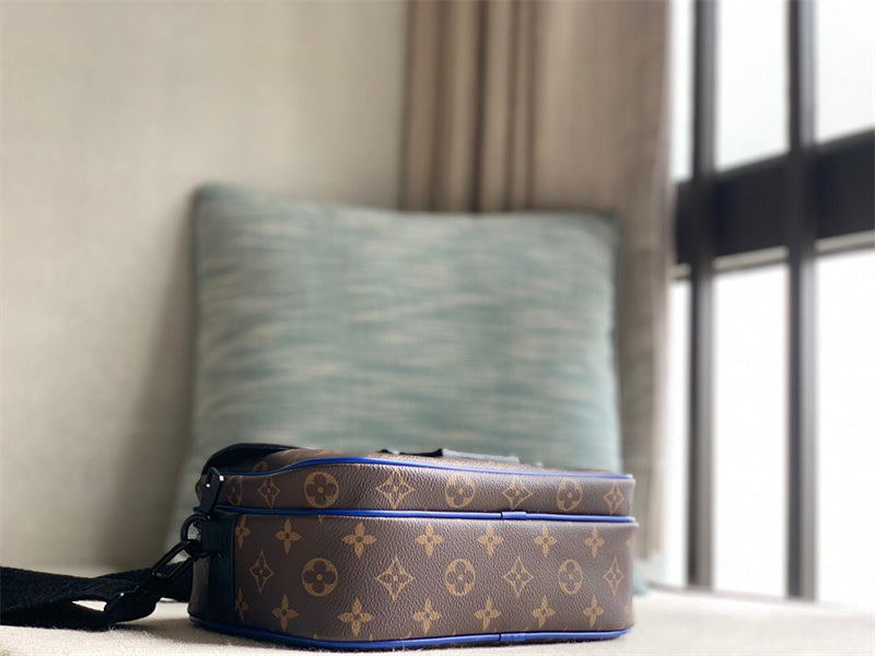  everyday bag interior and compartment view 9