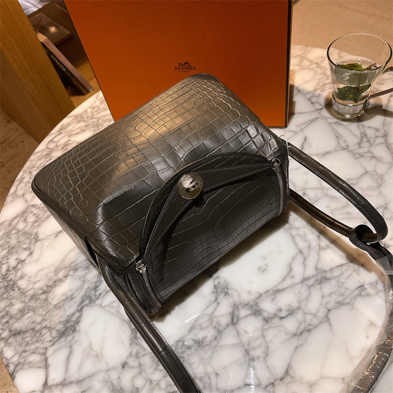  structured bag interior and compartment view 21