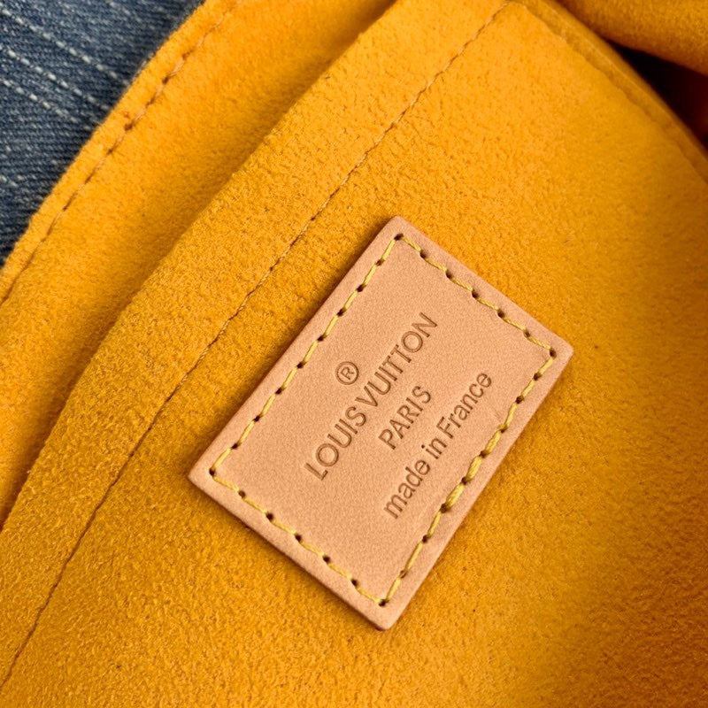  satchel interior and compartment view 9
