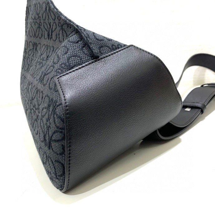 Ziva's Charm handbag – carry view (18cm*13cm*34cm)