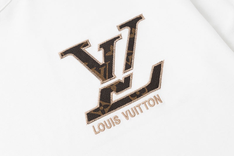 Full styled look of Louis Vuitton cotton t-shirt with logo-detail design