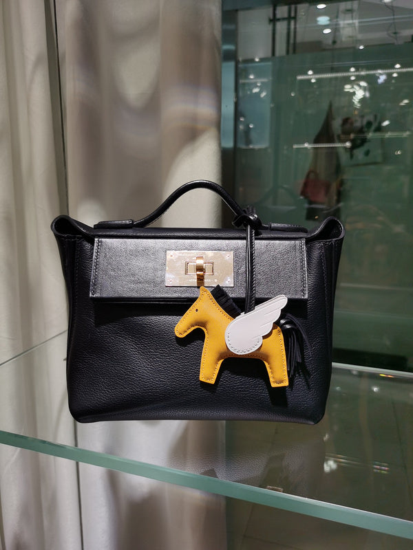  sophisticated shopper bag detail view showing craftsmanship 26