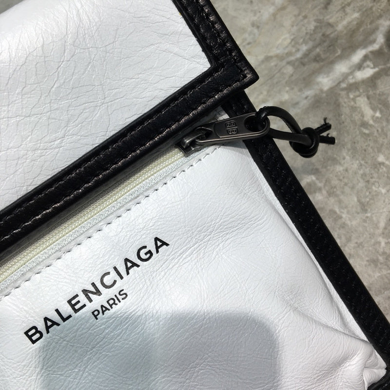 Effortless Premium PU Leather Handbag - Polished Finish | Women's Everyday Carry Handbag #208 - hardware and detail close-up (image 5) of designer-inspired handbag