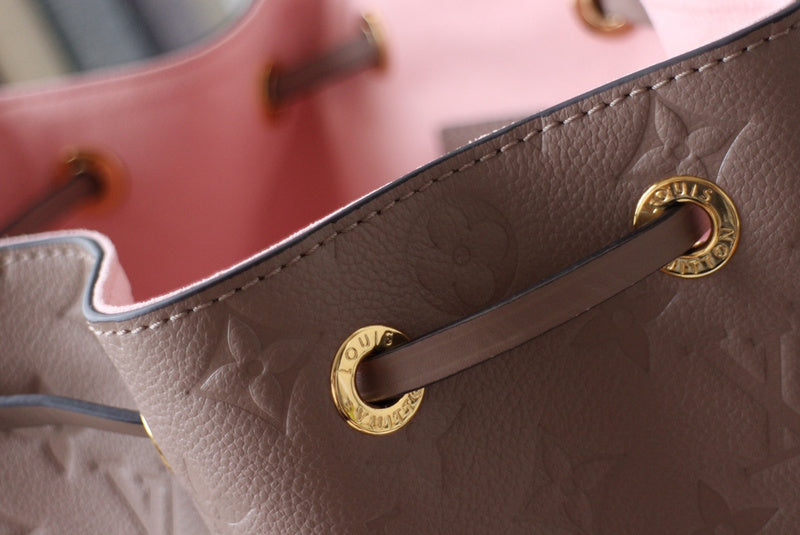 Handle and strap detail of everyday-luxe modern women's handbag – women's premium purse