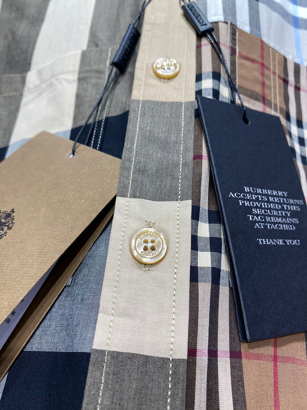 Styling view of Burberry luxury piece style No.020