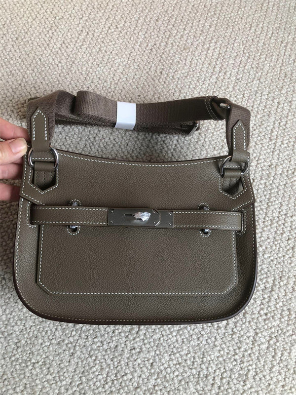 Sleek carryall bag front view