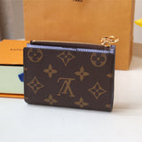  Graceful shoulder bag carried on shoulder