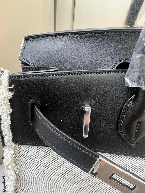 Fluid handbag styled for everyday wear