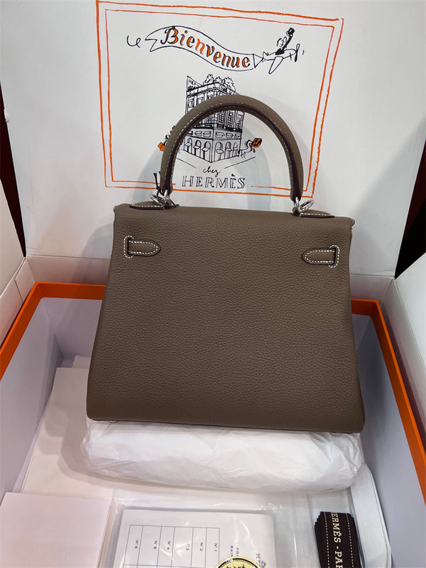  Clean-Lined carryall bag carried on shoulder 10