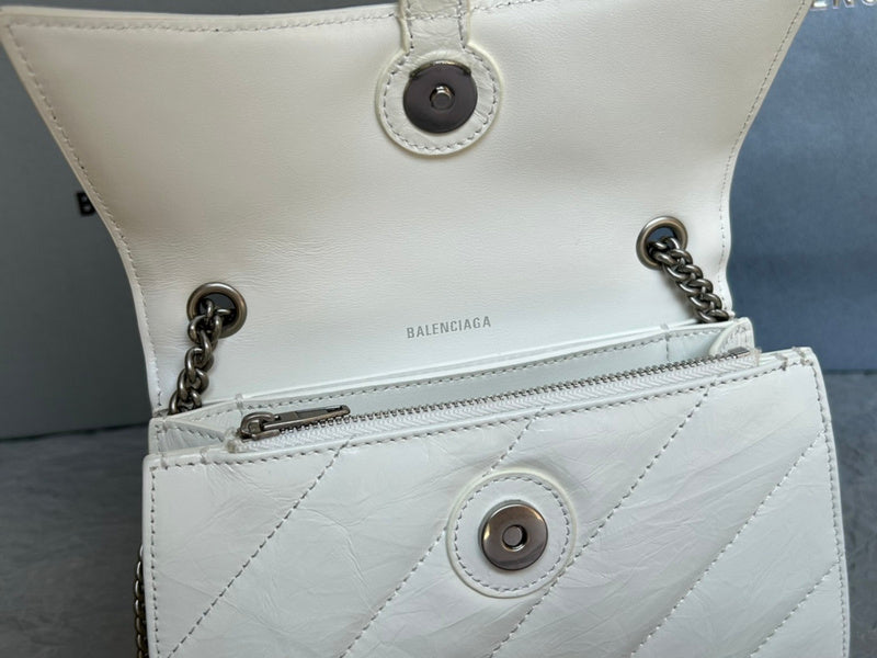 Zivas Charm Timeless Appeal Statement Handbag (Effortless Style Upgrade) – Close-Up Detail