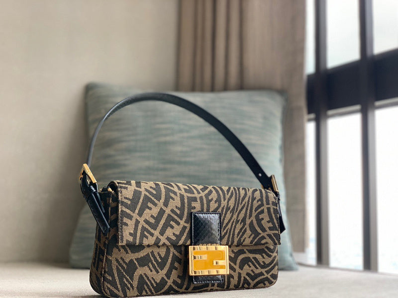 Ziva's Charm handbag – detail view (19.5cm*5cm*11cm)