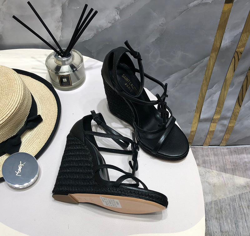Styling view of Saint Laurent luxury piece style No.059