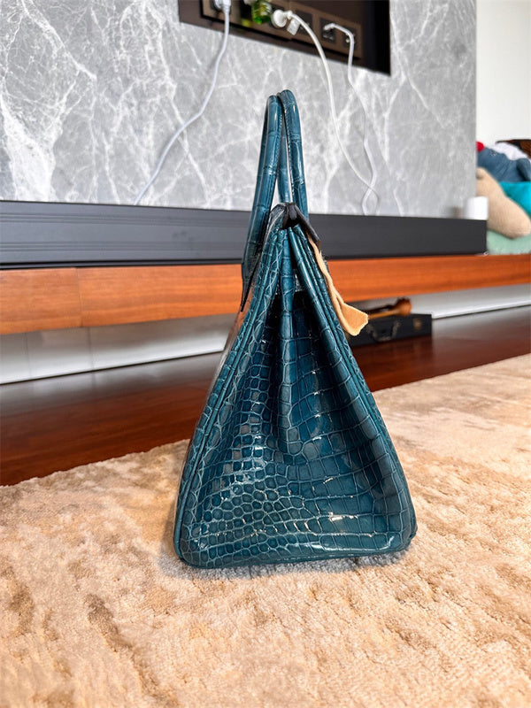  tote bag interior and compartment view 9
