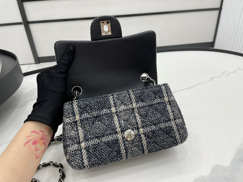 Zivas Charm Modern Minimalist Look Designer Handbag (Signature Shape & Finish) – Close-Up Detail