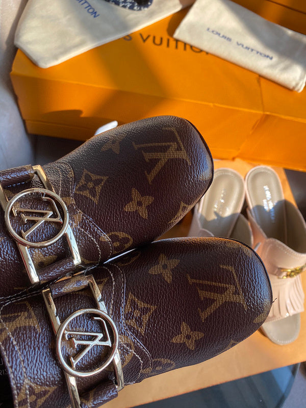 Styling view of Louis Vuitton luxury piece style No.012