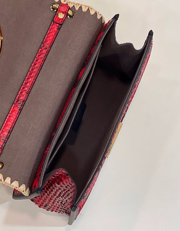 Ziva's Charm handbag – close-up view (Standard Size)