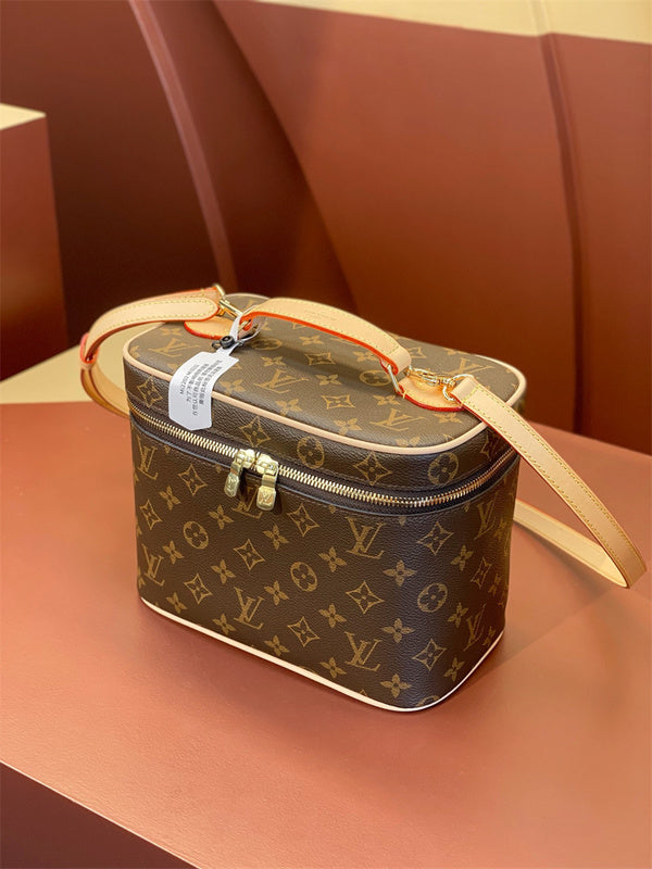  Classic crossbody bag front view