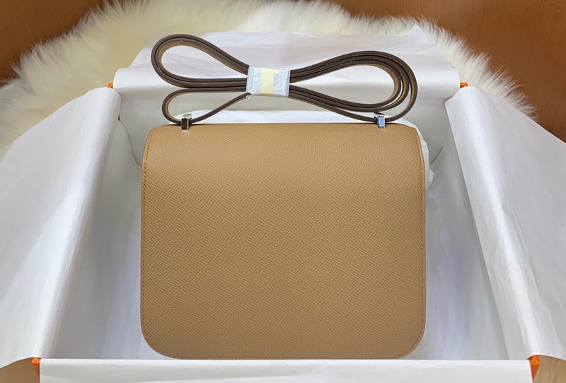 Crisp handbag styled for everyday wear