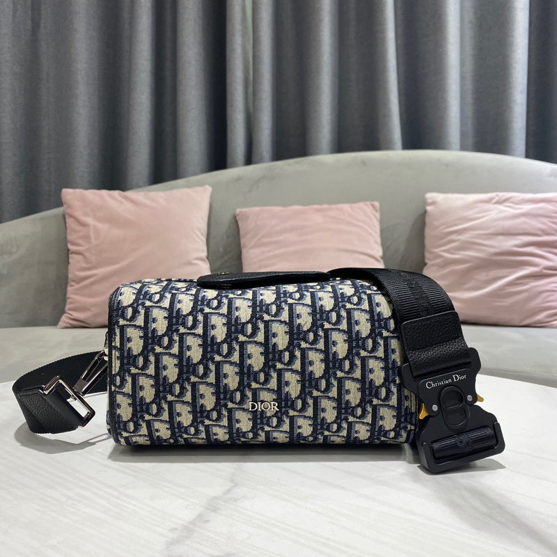 Front view of everyday-luxe polished women's handbag – women's luxury handbag