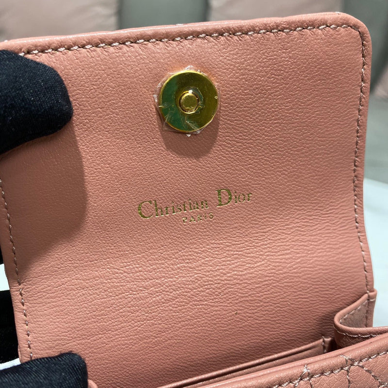 Side profile of chic refined women's handbag – women's luxury accessory