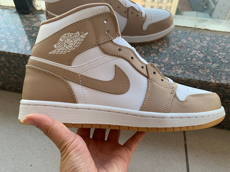 Nike Men's & Women's Luxury Low-Top Trainers — Style 189 hardware detail