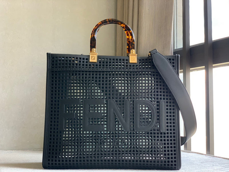 Ziva's Charm handbag – detail view (35cm*17cm*31cm)
