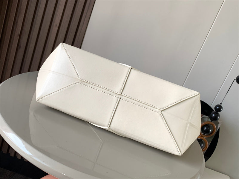 Ziva's Charm handbag – interior view (39cm*12.3cm*12.5cm)